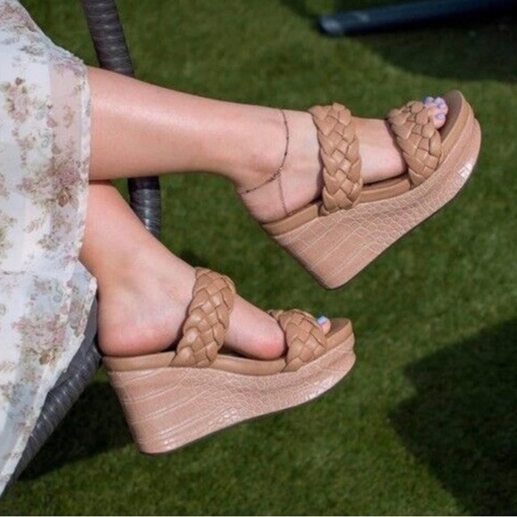 OTBT Size 8.5 M Tan Embossed Braided Fluent Wedge Sandal Slip On Comfort Resort - Picture 2 of 9